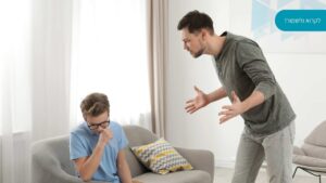 הורה צועק על הילד שלו